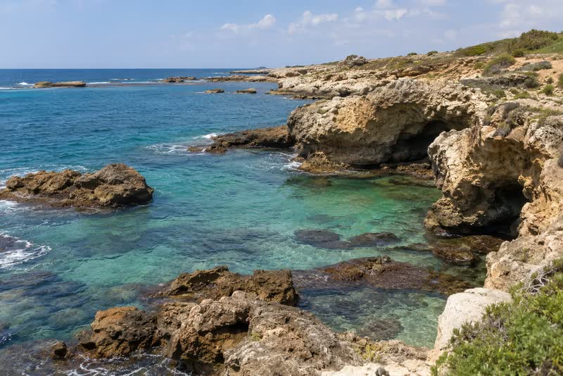 תמונת המחשה למסלול חוף דור הבונים: מפרצונים טבעיים ומערה ימית.