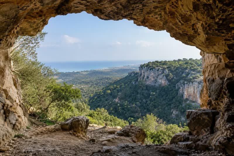 תמונת המחשה למסלול מערת ספונים ומצוק מגדים: מערת ספונים וחורש כרמל.